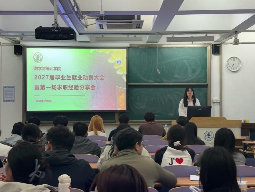 会议室里的人们 描述已自动生成